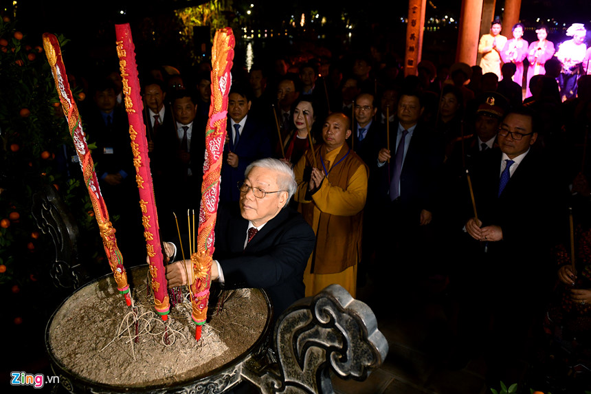 Tổng bí thư Nguyễn Phú Trọng chúc Tết người dân ở phố đi bộ